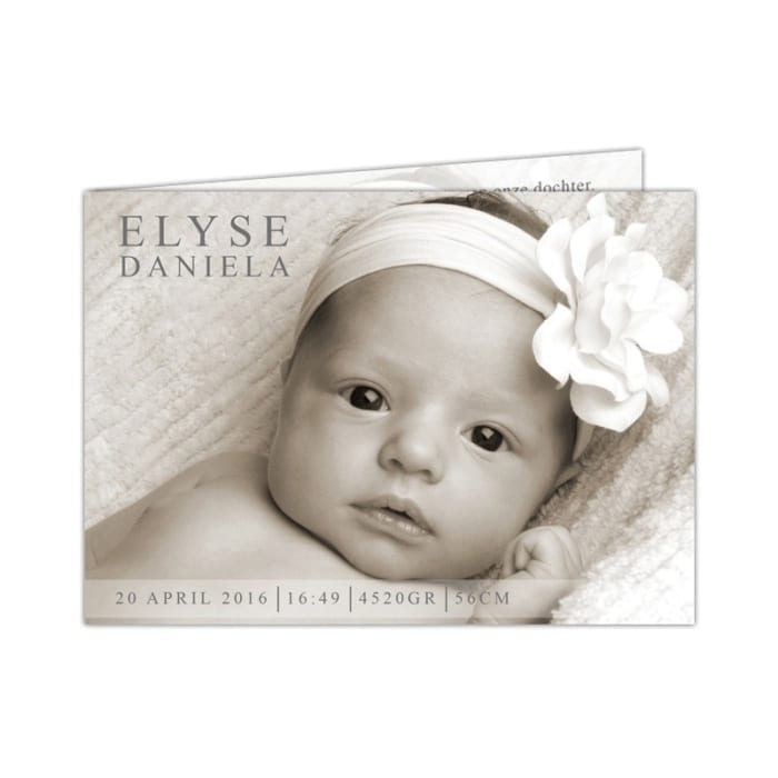 Een strakke en moderne geboortekaart met op de achtergrond een foto van de baby. De naam en details worden stijlvol op geboortekaartje Strak afgebeeld. Voorkant van kaartje.
