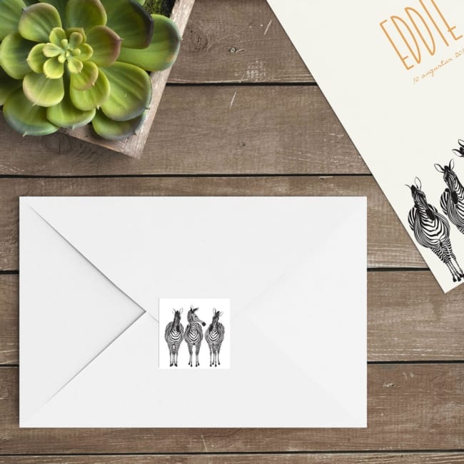 De perfecte manier om de envelop een extra touch te geven; verstuur geboortekaartje Zebra Parade in combinatie met deze vierkante sluitzegels.