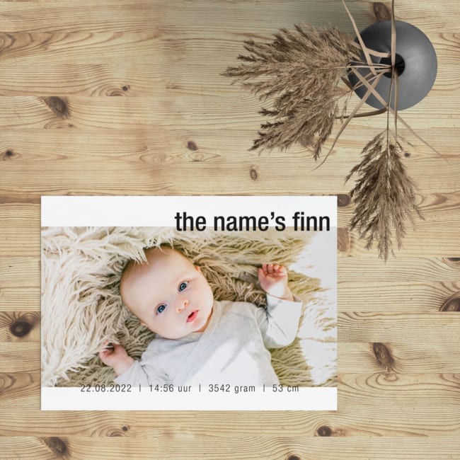 Geboortekaartje Mijn Naam Is ... laat de kleine als het ware zichzelf presenteren. "the name's finn." Duidelijk, direct en een leuke Engelse uitdrukking.