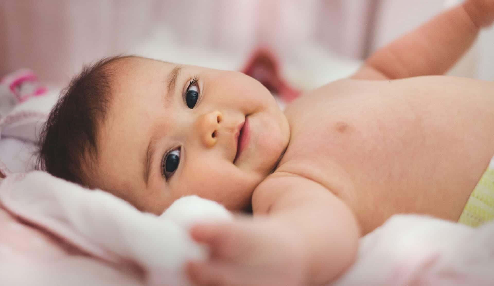 Kleine baby liggend op bedje | Geboortegedichtjes