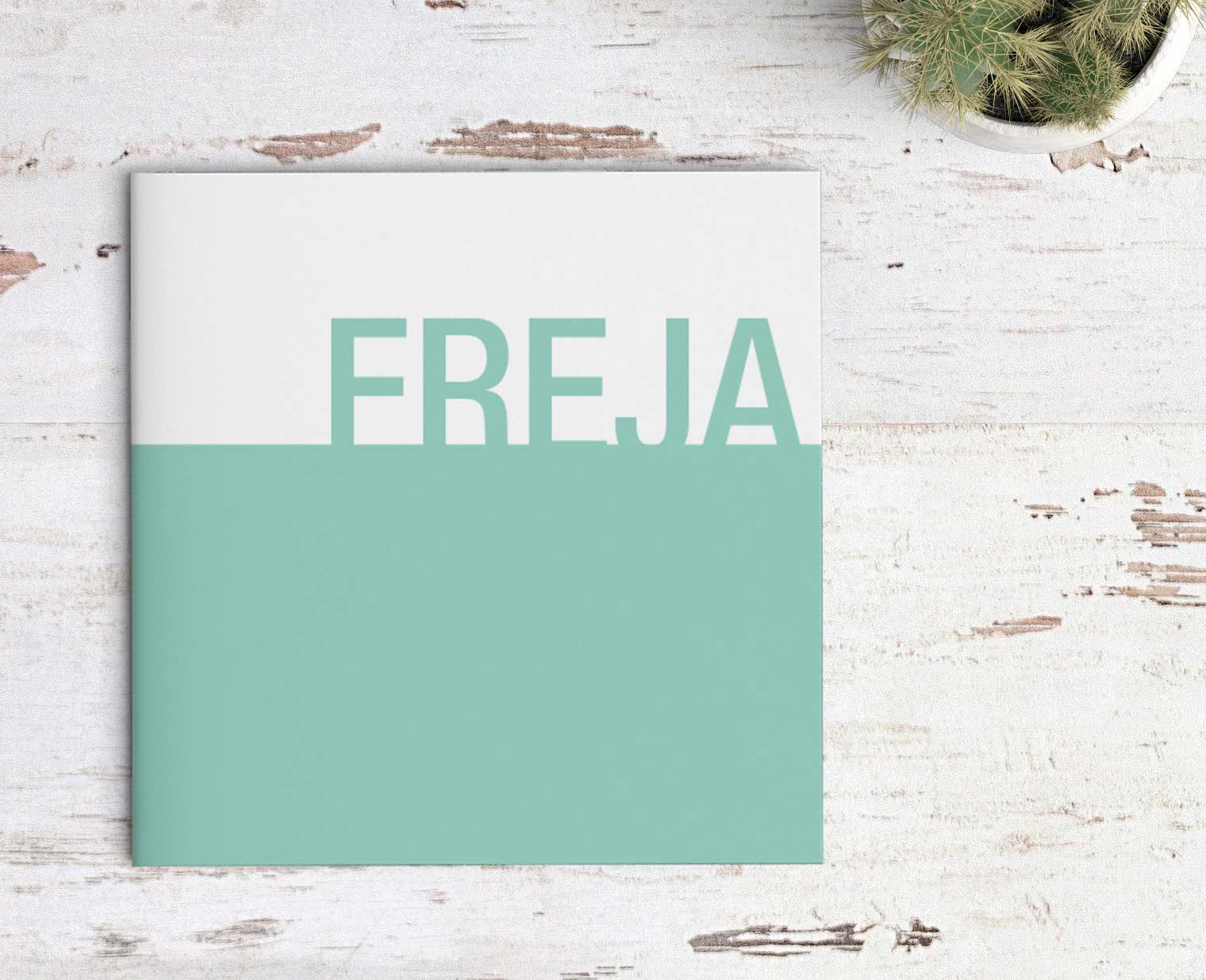 Populaire Deense naam op geboortekaartje, Freja, met abstract ontwerp