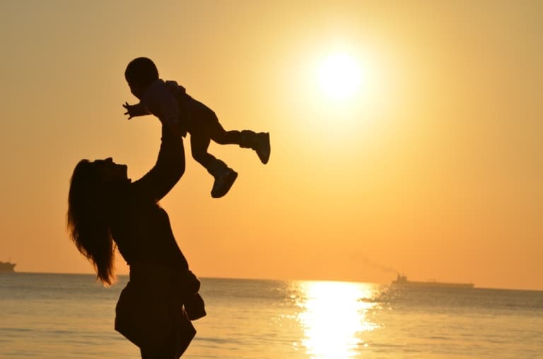 Moederschap verandert je | Verhalen van echte moeders | Foto van moeder en kind bij het strand