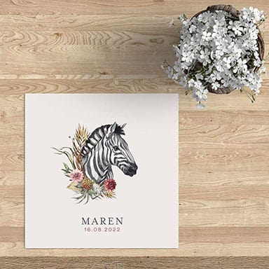 Modern en vrolijk geboortekaartje met zebra en bloemen